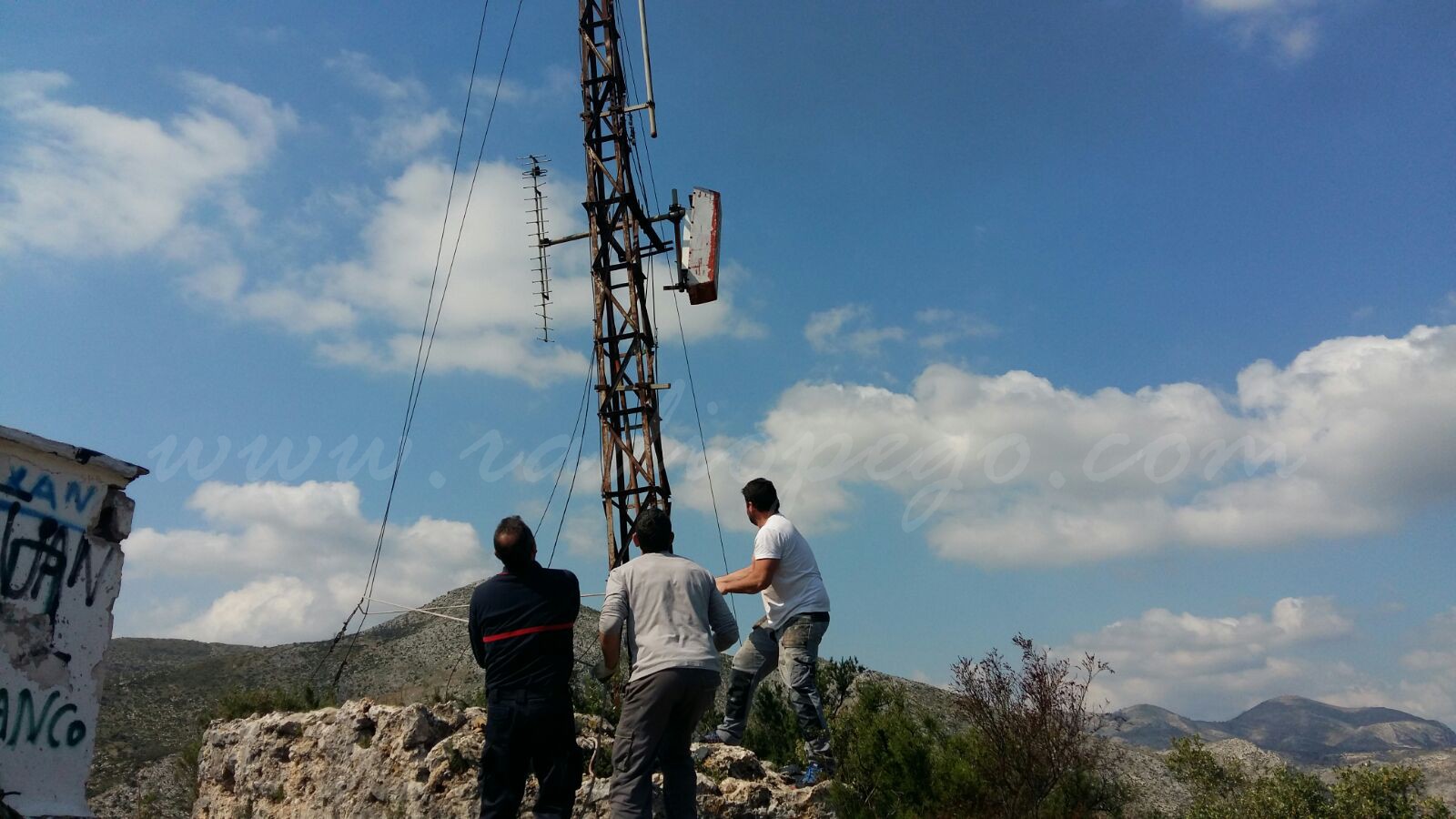 Retirada l’antena del Castell d’Ambra