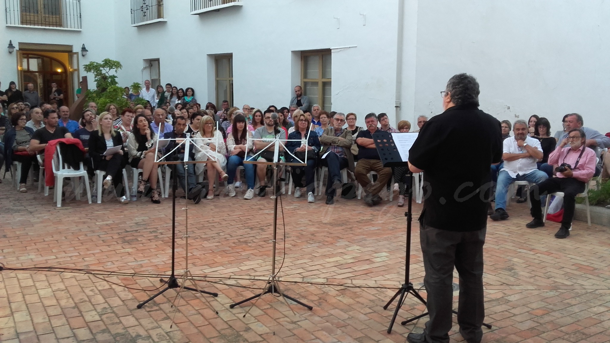 ‘Versos (per)versos’ ressonen pels murs medievals de Pego