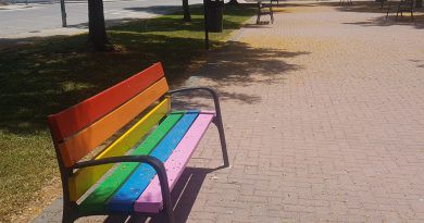 La Regidoria d’Igualtat tiny amb els colors de la bandera LGTBi+ els bancs del Passeig Verdales per a recolzar i alhora visibilitzar el col·lectiu