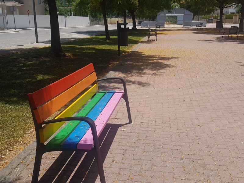 La Regidoria d’Igualtat tiny amb els colors de la bandera LGTBi+ els bancs del Passeig Verdales per a recolzar i alhora visibilitzar el col·lectiu