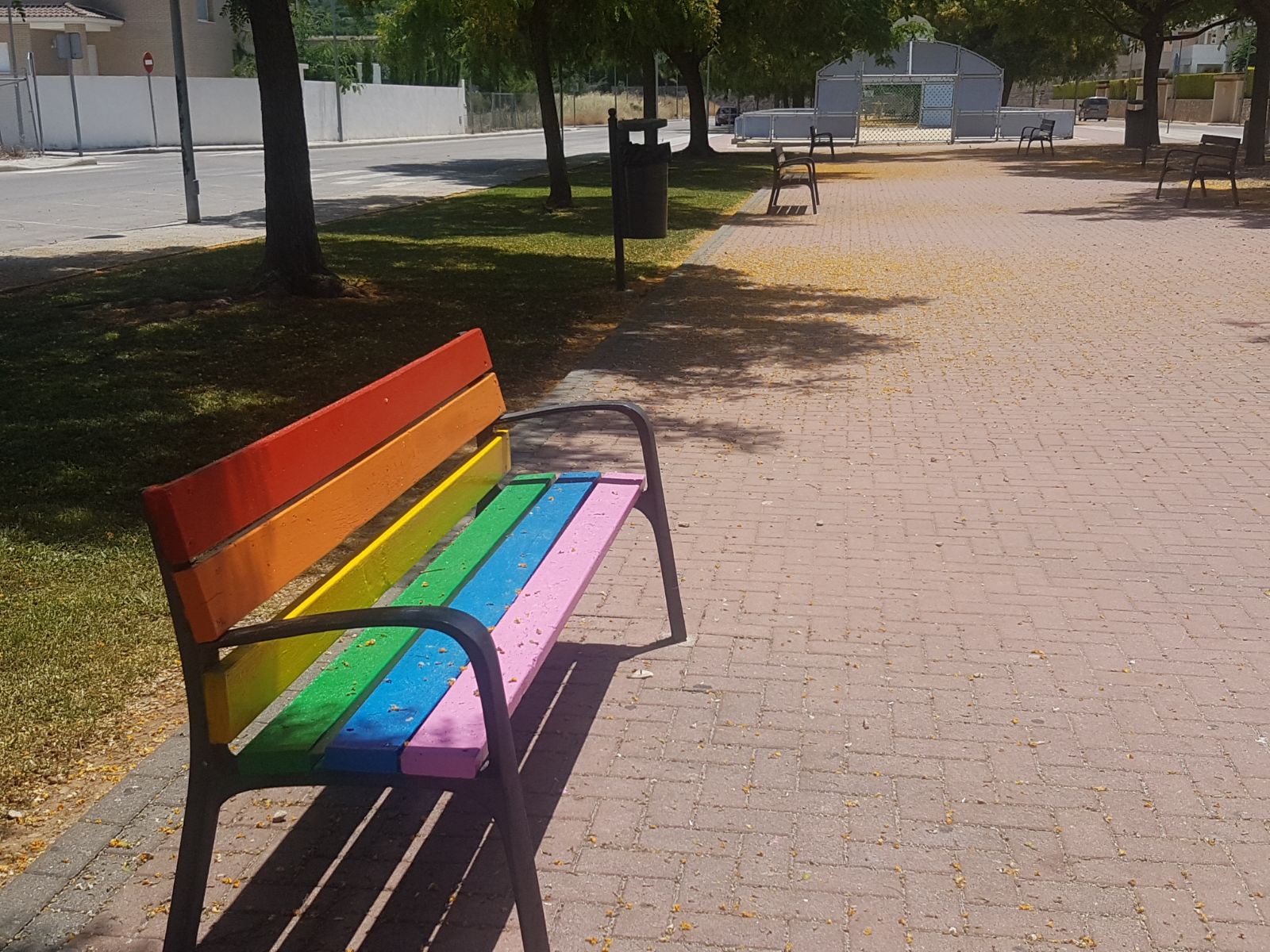 La Regidoria d’Igualtat tiny amb els colors de la bandera LGTBi+ els bancs del Passeig Verdales per a recolzar i alhora visibilitzar el col·lectiu