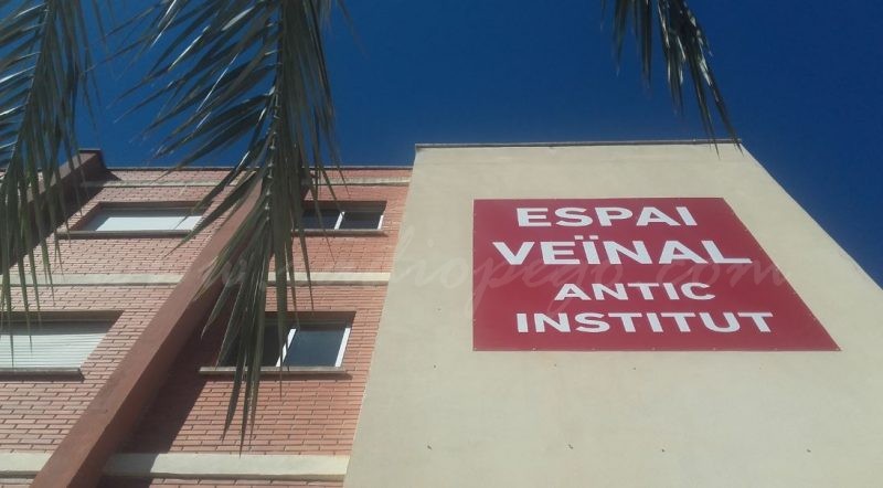 L’Espai Veïnal Antic Institut posa a disposició de l’estudiantat la seua biblioteca i sala d’estudis