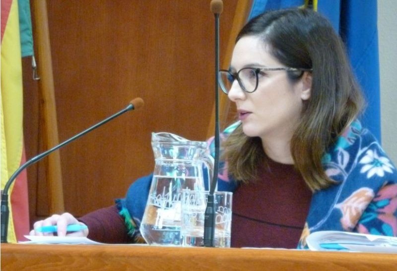 La dedicació de la regidora de Turisme, Comerç, Creama i Promoció Econòmica, a debat en el ple municipal