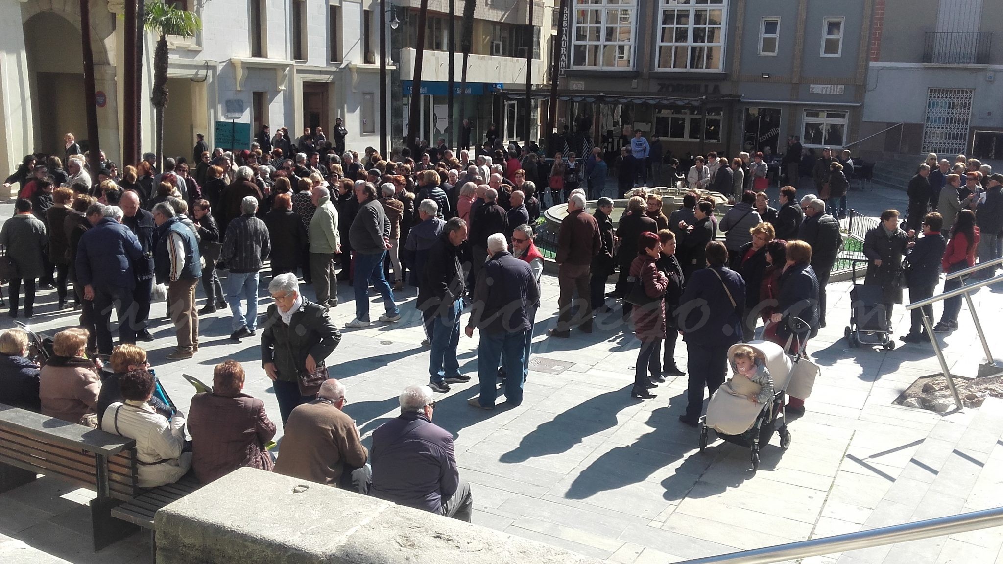 Centenars de pensionistes de Pego es concentren ‘Per unes pensions dignes i garantides per a tots i totes’