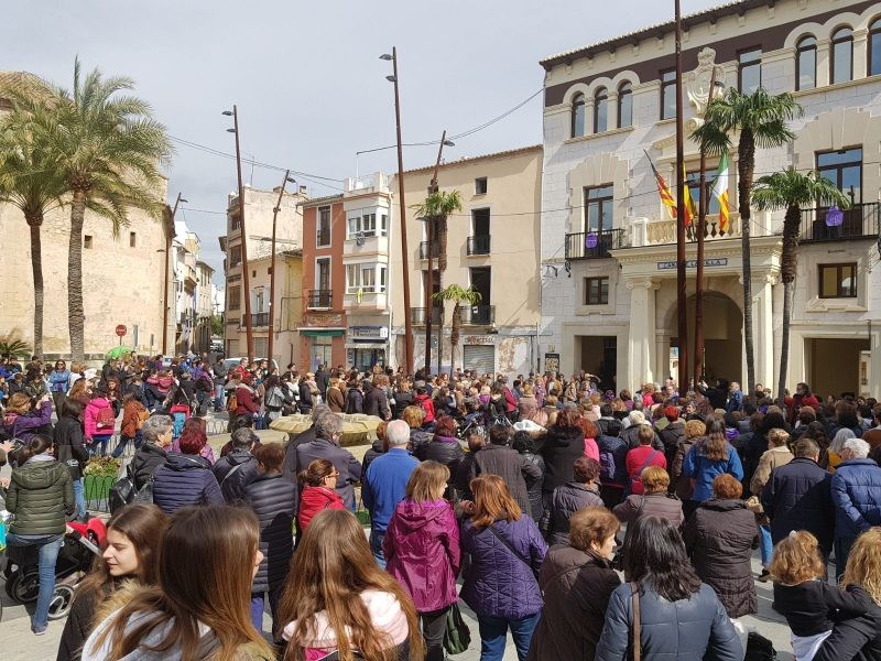 Les dones es fan sentir en un 8 de març històric