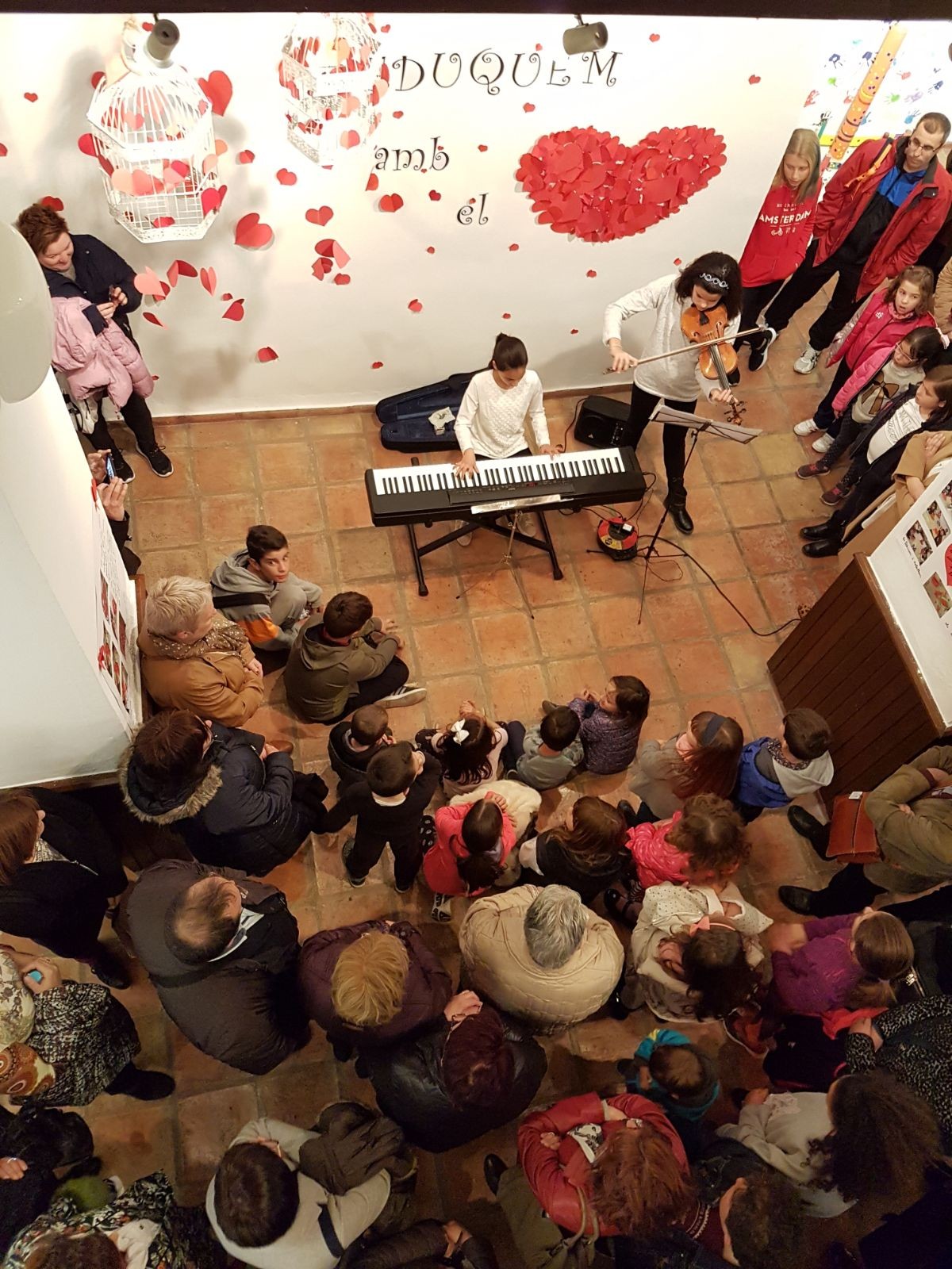 CreA&Art convida a viure l’art interactuant amb les instal·lacions artístiques creades per les i els alumnes del CEIP Ambra