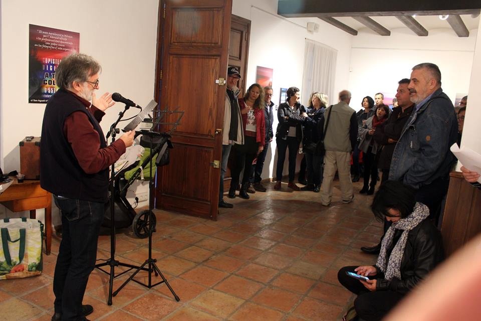 Javier Ruiz ‘Txin’ juga amb els colors de les eixides de sol i el campanar de Pego en ‘Albades Impossibles’