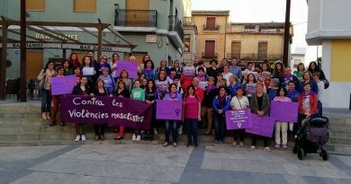 Més de mig centenar de persones es concentren a Pego per a exigir els 200 milions d’euros promesos per al Pacte d’Estat contra la violència masclista