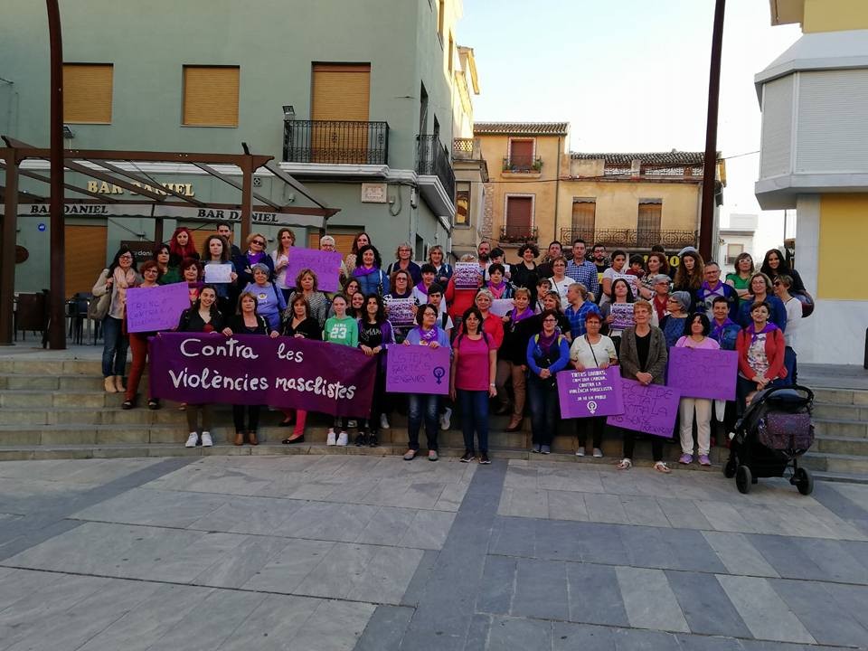 Més de mig centenar de persones es concentren a Pego per a exigir els 200 milions d’euros promesos per al Pacte d’Estat contra la violència masclista Més de mig centenar de persones es concentren a Pego per a exigir els 200 milions d’euros promesos per al Pacte d’Estat contra la violència masclista