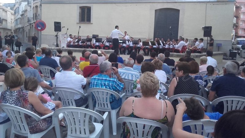 La Clandestina entusiasma amb el seu concert de Festes junt amb Sarabanda