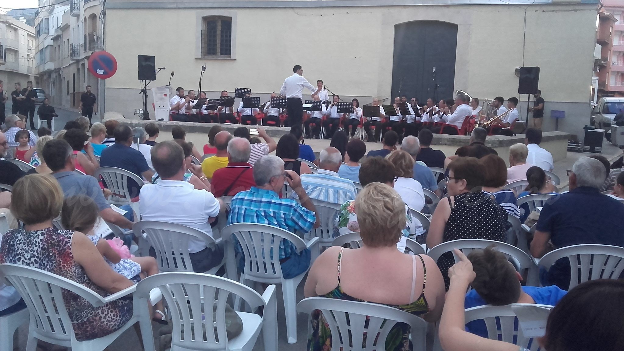 La Clandestina entusiasma amb el seu concert de Festes junt amb Sarabanda