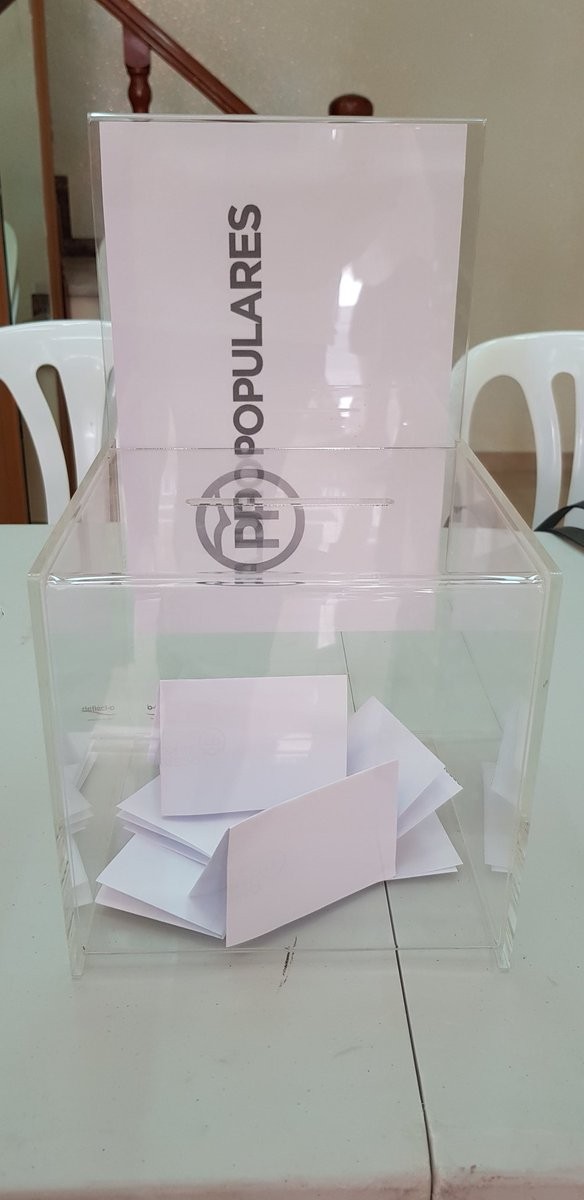 Entre 26 i 27 afiliats i afiliades del PP de Pego voten per primera vegada en unes primàries per triar qui presidirà el partit