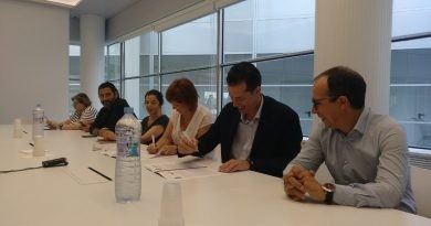 La Xarxa d’Emissores Municipals Valencianes i À Punt Mèdia fan equip en signar un conveni de col·laboració
