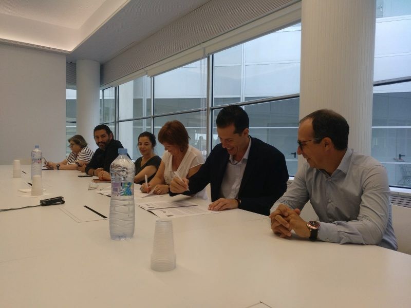 La Xarxa d’Emissores Municipals Valencianes i À Punt Mèdia fan equip en signar un conveni de col·laboració