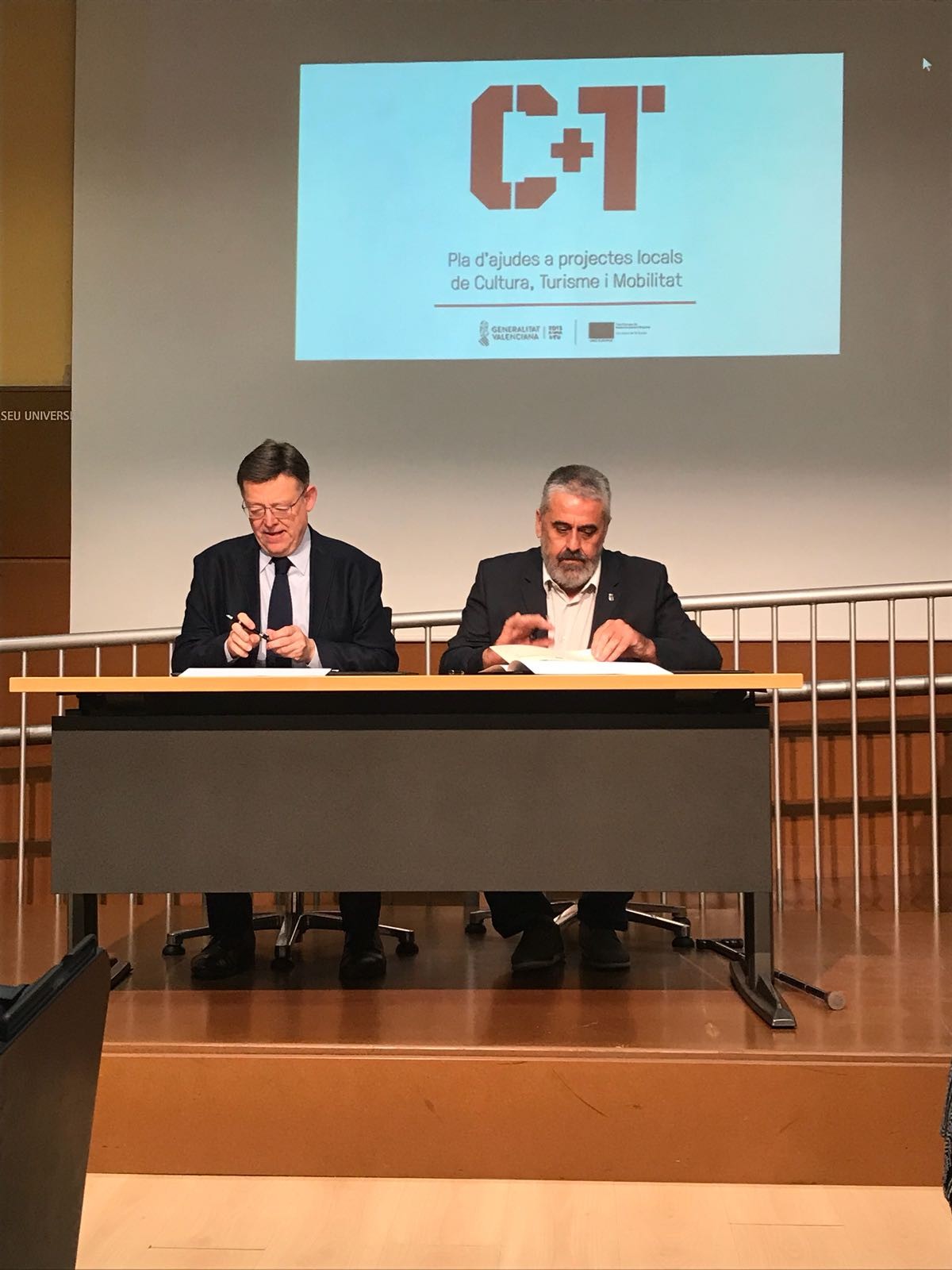 El president de la Generalitat i l’alcalde de Pego signen l’ajuda del Fons FEDER per a posar en valor el Castell d’Ambra El president de la Generalitat i l’alcalde de Pego signen l’ajuda del Fons FEDER per a posar en valor el Castell d’Ambra