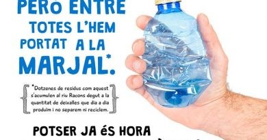 Neteja de plàstics al riu Racons per Pego Viu