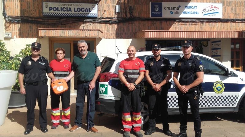 Acció Urgent dóna un desfibrilador a la Policia Local de Pego