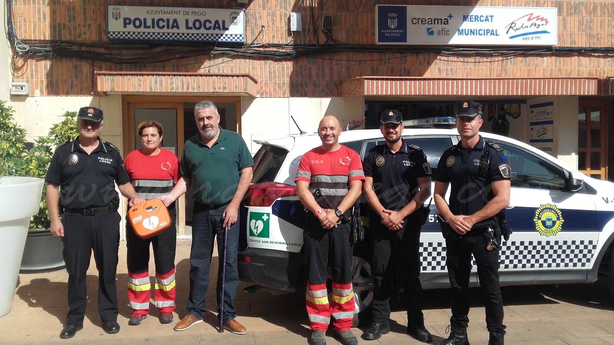 Acció Urgent dóna un desfibrilador a la Policia Local de Pego