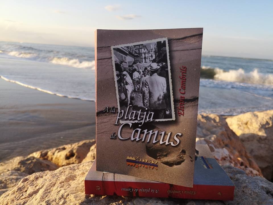 En uns dies arribarà a les llibreries l’última novel·la d’Elvira Cambrils, ‘A la platja de Camus’