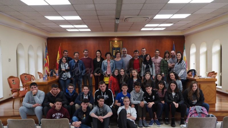 Estudiants del Sant Antoni han assistit al ple i plantejat preguntes a la corporació