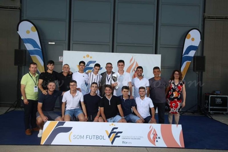 Els juvenils del Pego CF han rebut el trofeu de campions de lliga