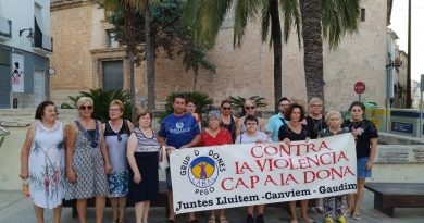 Dones Cabal va organitzar ahir una concentració en protesta dels casos de violència masclista