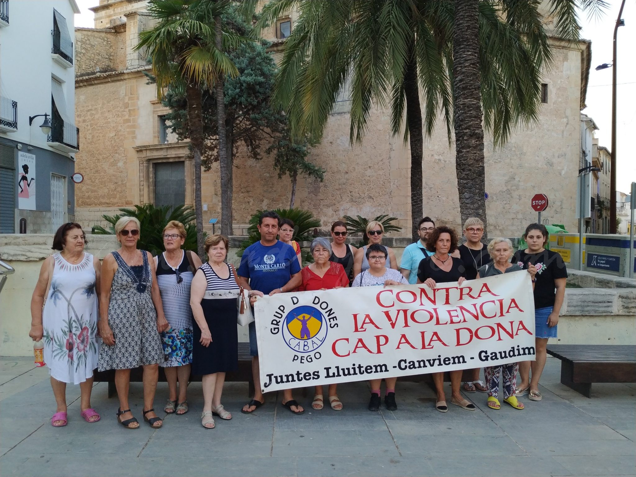 Dones Cabal va organitzar ahir una concentració en protesta dels casos de violència masclista