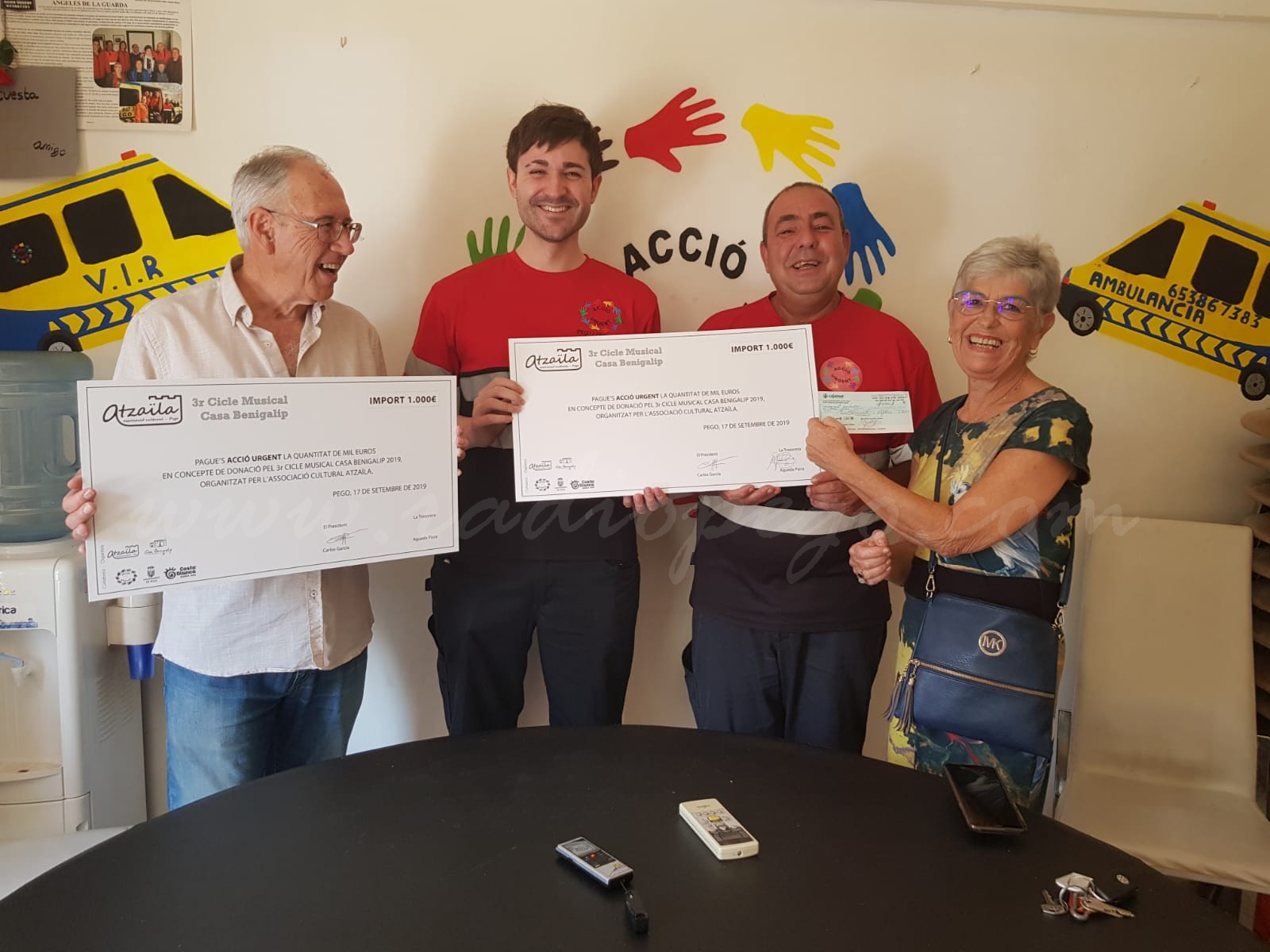 Atzaïla dóna a Acció Urgent 1.000€  recaptats en el Cicle Musical Casa Benigalip