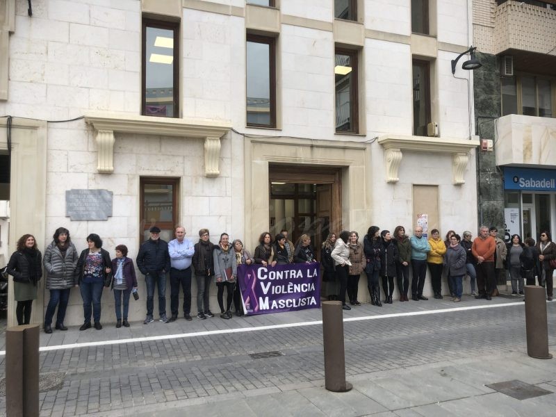 Un minut de silenci per a condemnar l’assassinat d’una dona a Moraira, víctima de la violència masclista