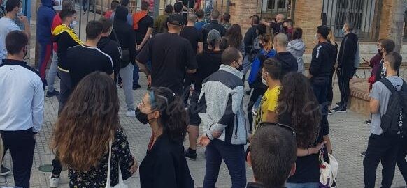 Els antidisturbis intervenen a Pego per a evitar l’enfrontament entre ultres neonazis del Gandia i antifeixistes