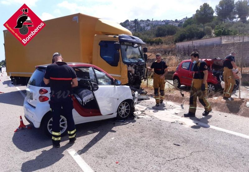 Una dona ferida de gravetat en un accident entre un camió i un cotxe a la CV-700