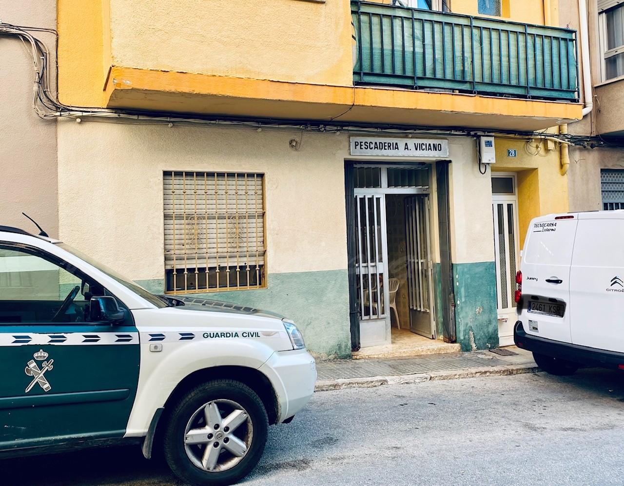 Atracament a mà armada a una pescateria de Pego