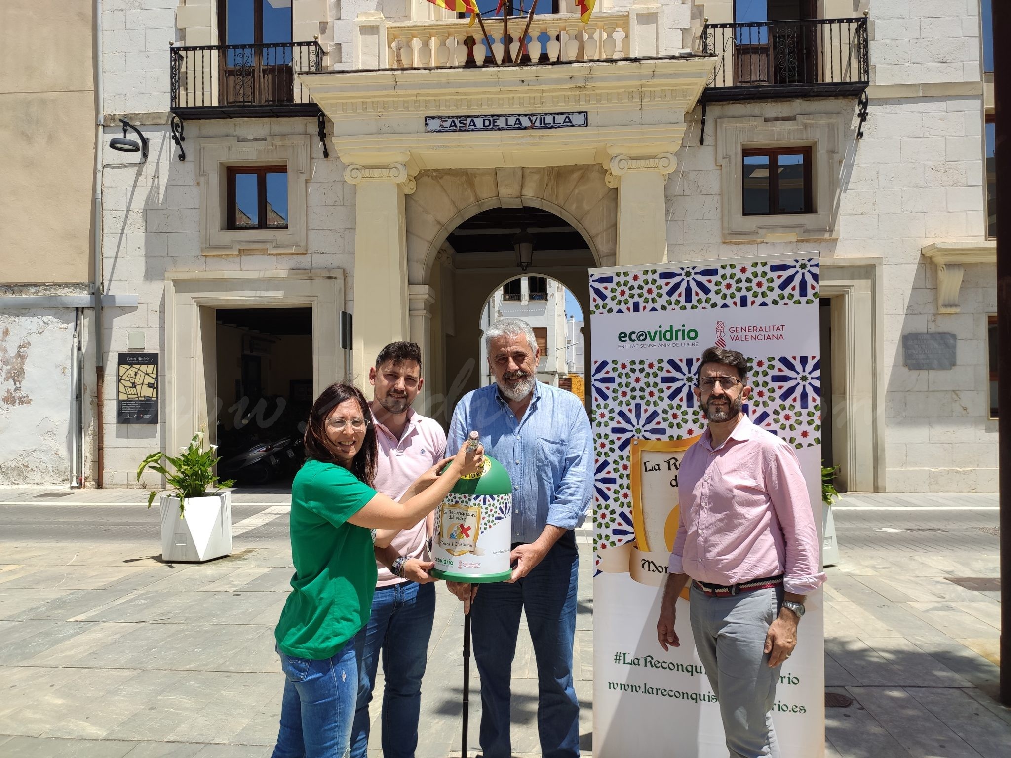 L’Ajuntament i Ecovidrio fomentaran el reciclatge d’envasos de vidre durant els Moros i Cristians L’Ajuntament i Ecovidrio fomentaran el reciclatge d’envasos de vidre durant els Moros i Cristians