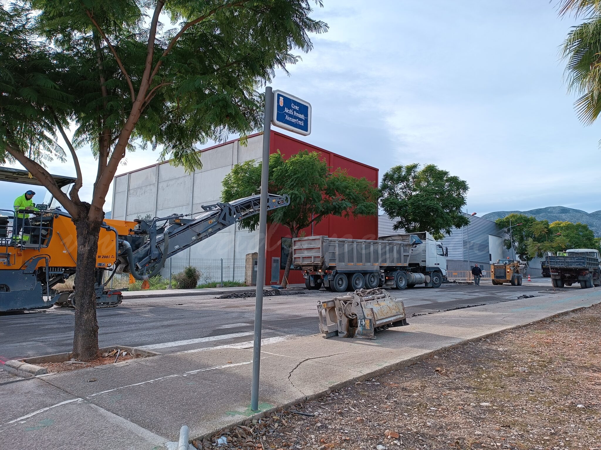 Comencen els treballs de re-asfaltat de diferents avingudes i carrers de Pego