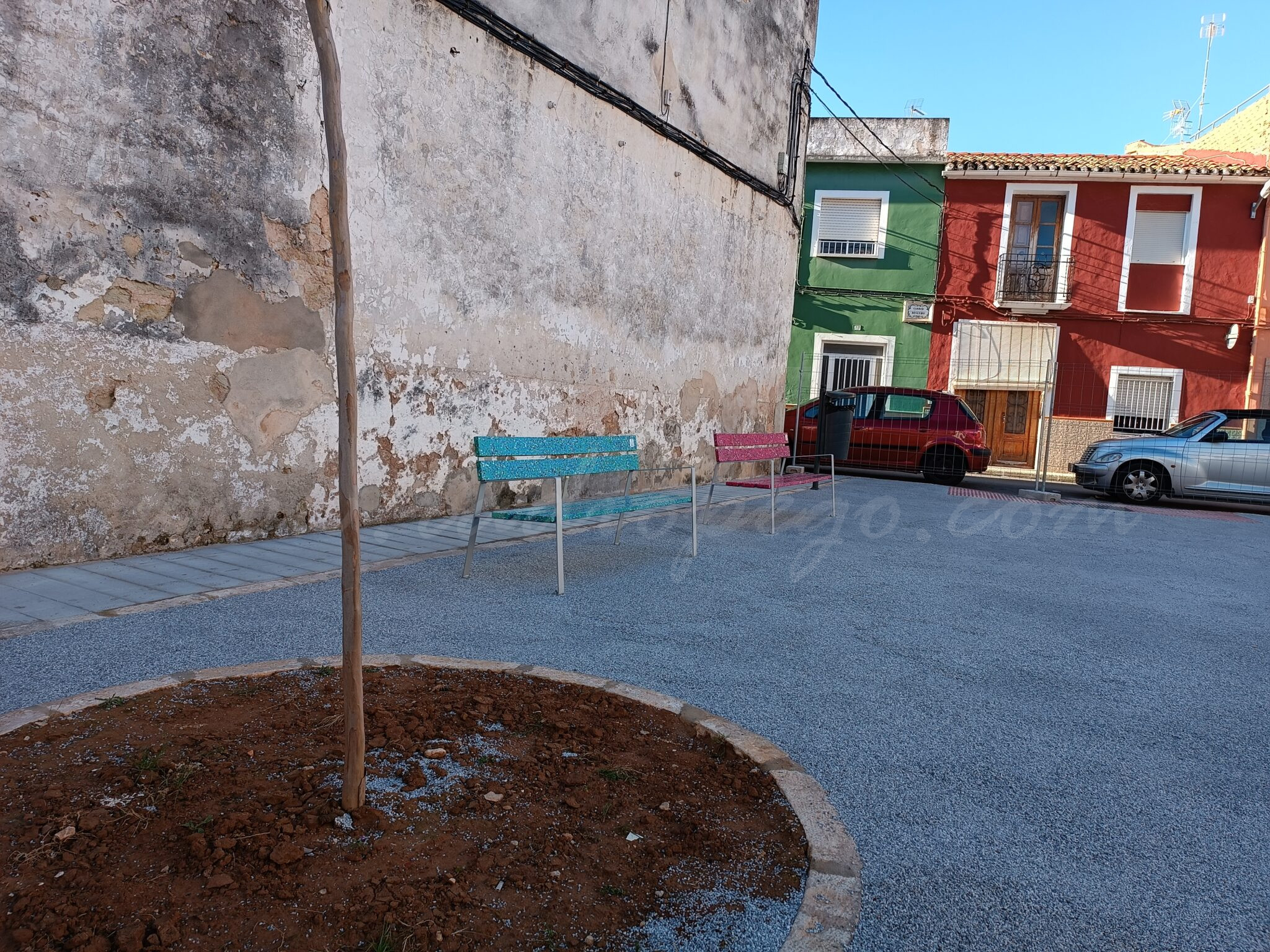 Recollida de taps per a convertir-los en bancs a Pego
