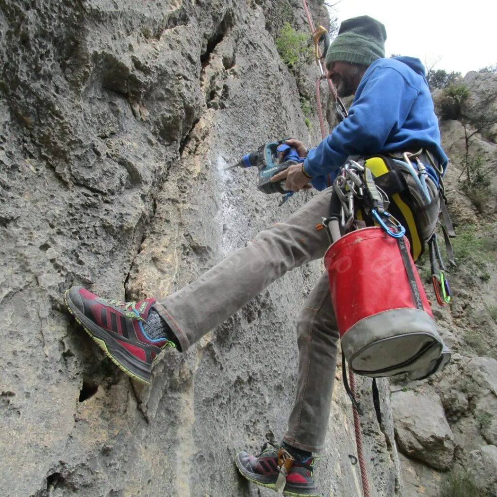 Renoven la zona d’escalada del barranc de les Coves