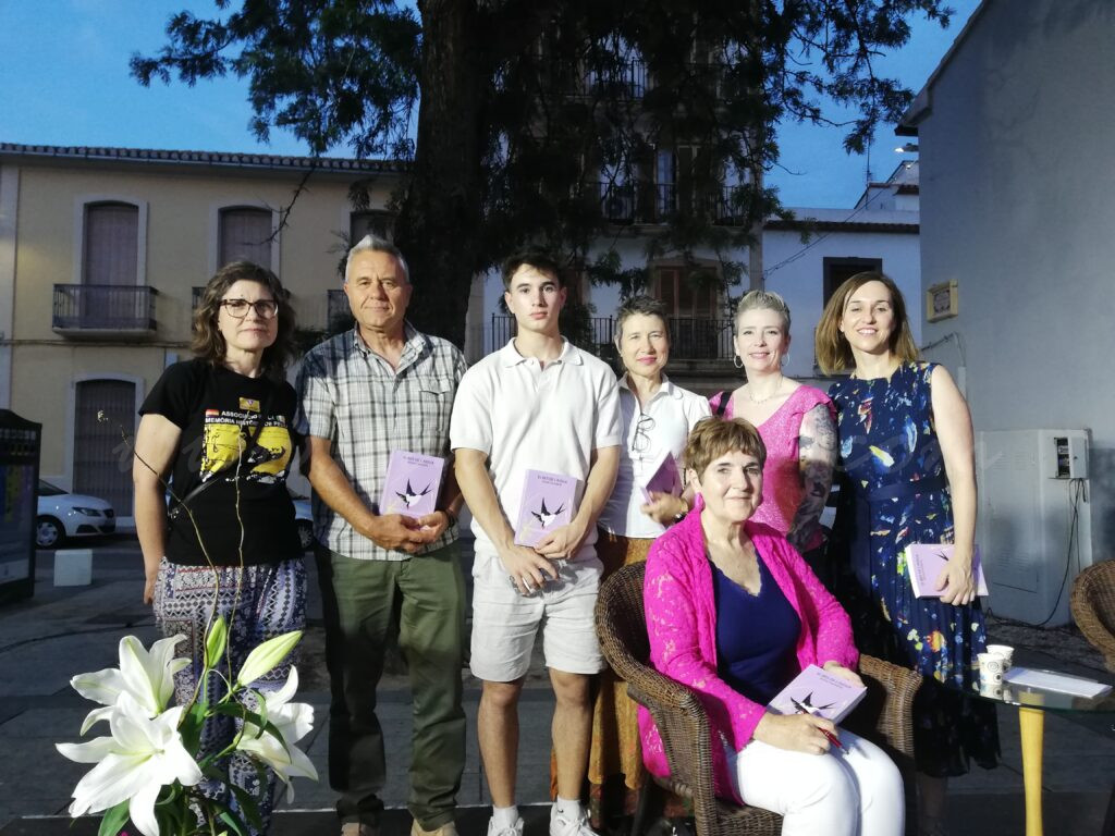 Elvira Cambrils ompli la plaça amb la presentació de la reeditada «El bes de l’aigua» Elvira Cambrils ompli la plaça amb la presentació de la reeditada «El bes de l’aigua»