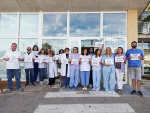 Treballadors i treballadores del departament de salut de Dénia es concentren per exigir la fi de la discriminació que senten