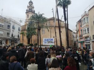 «El comerç local morirà degut a l’arribada de multinacionals» associades al PAI Pego Golf, denunciaren dissabte a la plaça de l’Ajuntament els portaveus de l’Assemblea ‘Guaitem la terra’