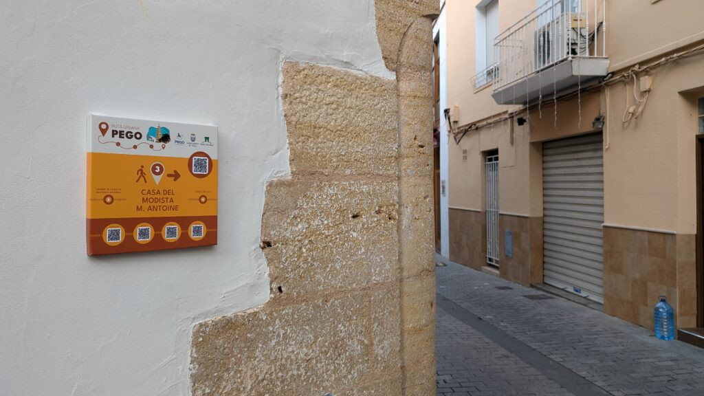 Pego convida a explorar la història i el patrimoni a través de nous panells turístics