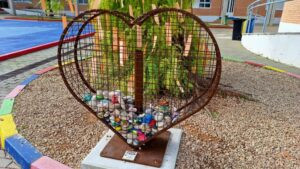 El Ceip Ambra crea una escultura en forma de cor per simbolitzar la filosofia educativa dels seus 30 anys d’història