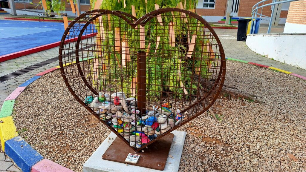El Ceip Ambra crea una escultura en forma de cor per simbolitzar la filosofia educativa dels seus 30 anys d’història