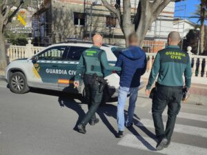 Detingut un home per robatoris amb força en cases i establiments de Calp