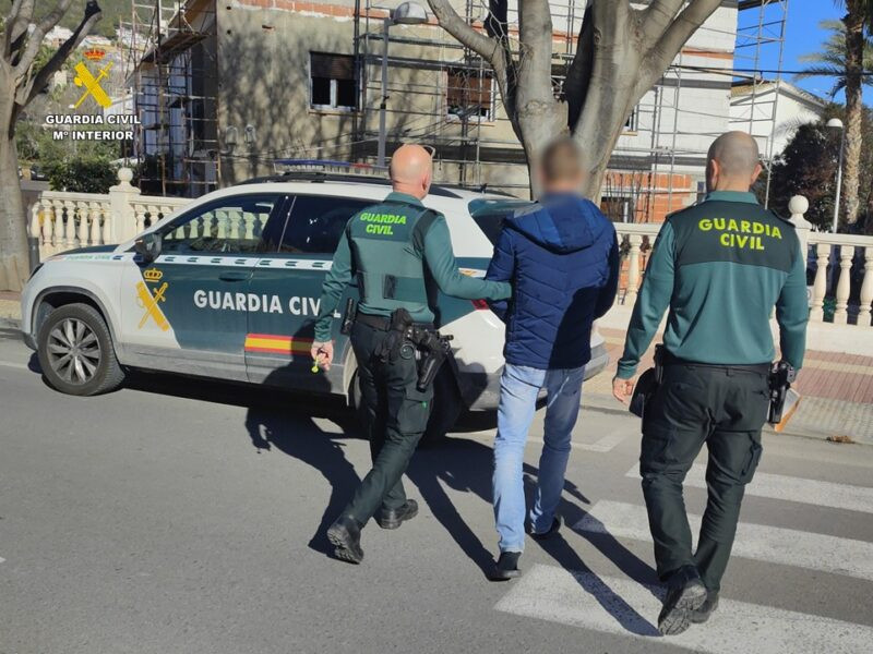 Detingut un home per robatoris amb força en cases i establiments de Calp