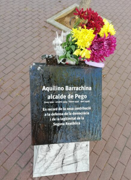 L’Associació per a la Memòria Històrica de Pego visibilitza la figura d’Aquilino Barrachina amb la instal·lació d’un monòlit temporal L’Associació per a la Memòria Històrica de Pego visibilitza la figura d’Aquilino Barrachina amb la instal·lació d’un monòlit temporal