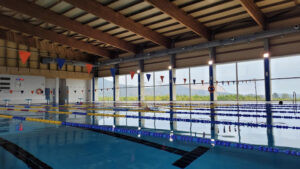 La plantilla de la piscina coberta de Pego denuncia més d’un any d’incompliments salarials