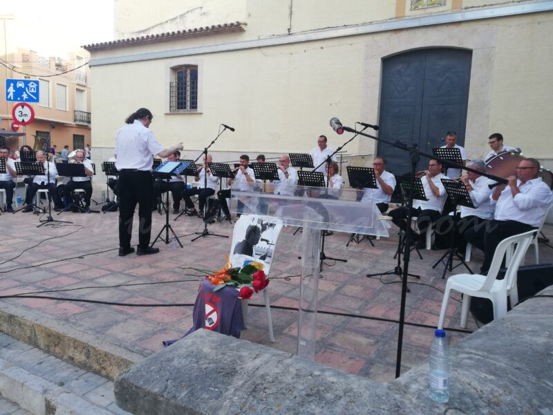 La Clandestina convertix el seu concert de Festes en un homenatge a Xavi Morant La Clandestina convertix el seu concert de Festes en un homenatge a Xavi Morant