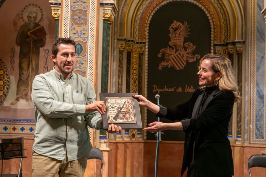 El músic i compositor pegolí Adrià Alzina i Cendra guanya el ‘Concurs de Composició per a Dolçaina i Percussió, modalitat Concert’ amb As Meigas