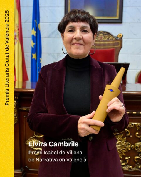 Elvira Cambrils recull el Premi Isabel de Villena de Narrativa en valencià per ‘Gramàtica dels gira-sols’