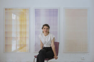 “Em vaig alegrar moltíssim que aquest any pensaren en mi, pel reconeixement a la trajectòria i, pel valor afegit que comporta tota la simbologia del Premi Jo Dona”, manifesta l’artista visual Inma Femenía